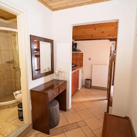 Artemis Hotel *
